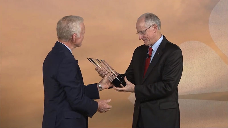 photo of former Congressman Mike Conaway accepting the award from FCBT Board Chair Jimmy Dodson.